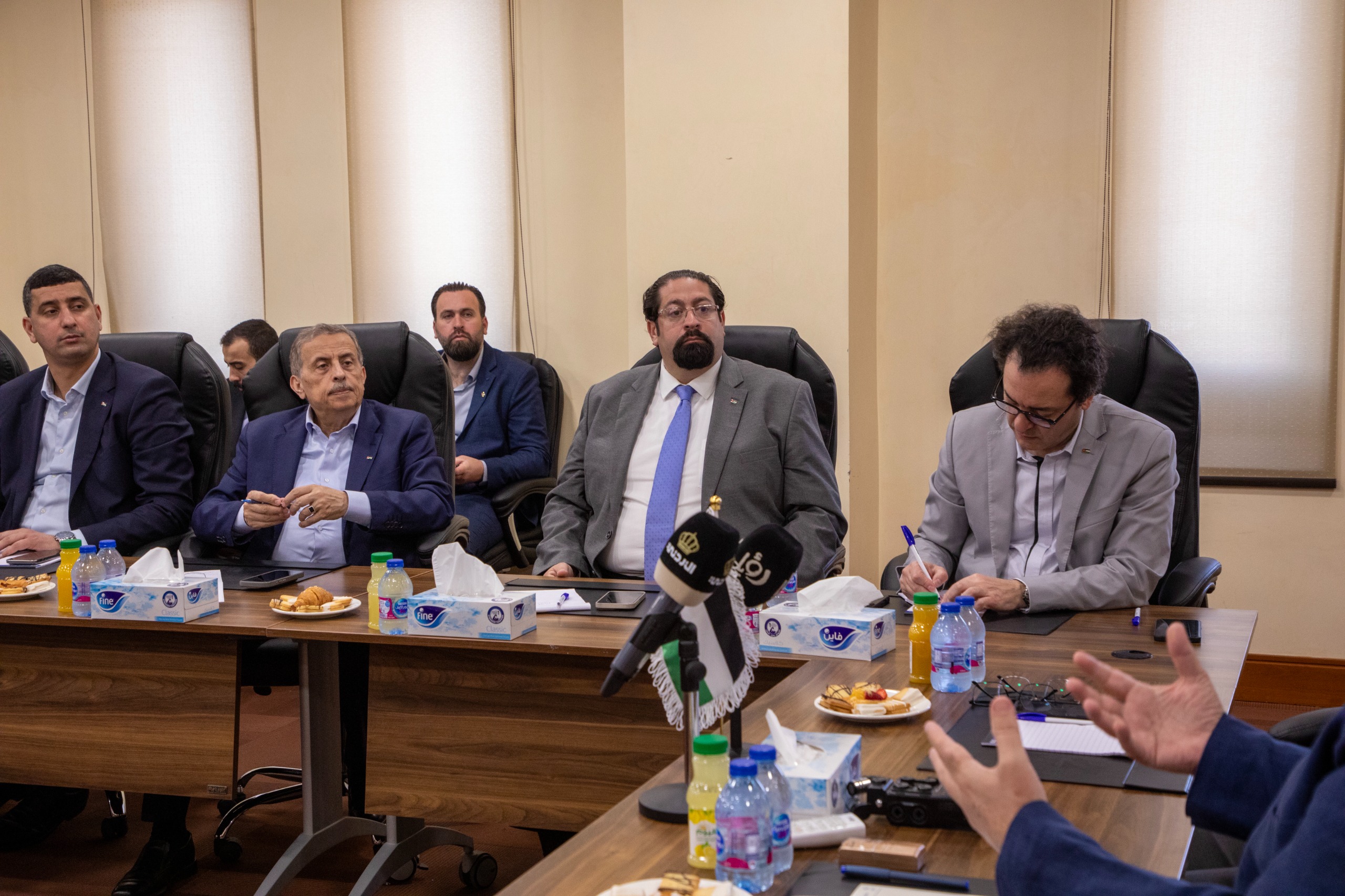 وزير السياحة والآثار يعقد اجتماعاً مع ممثلي القطاع السياحي في العقبة