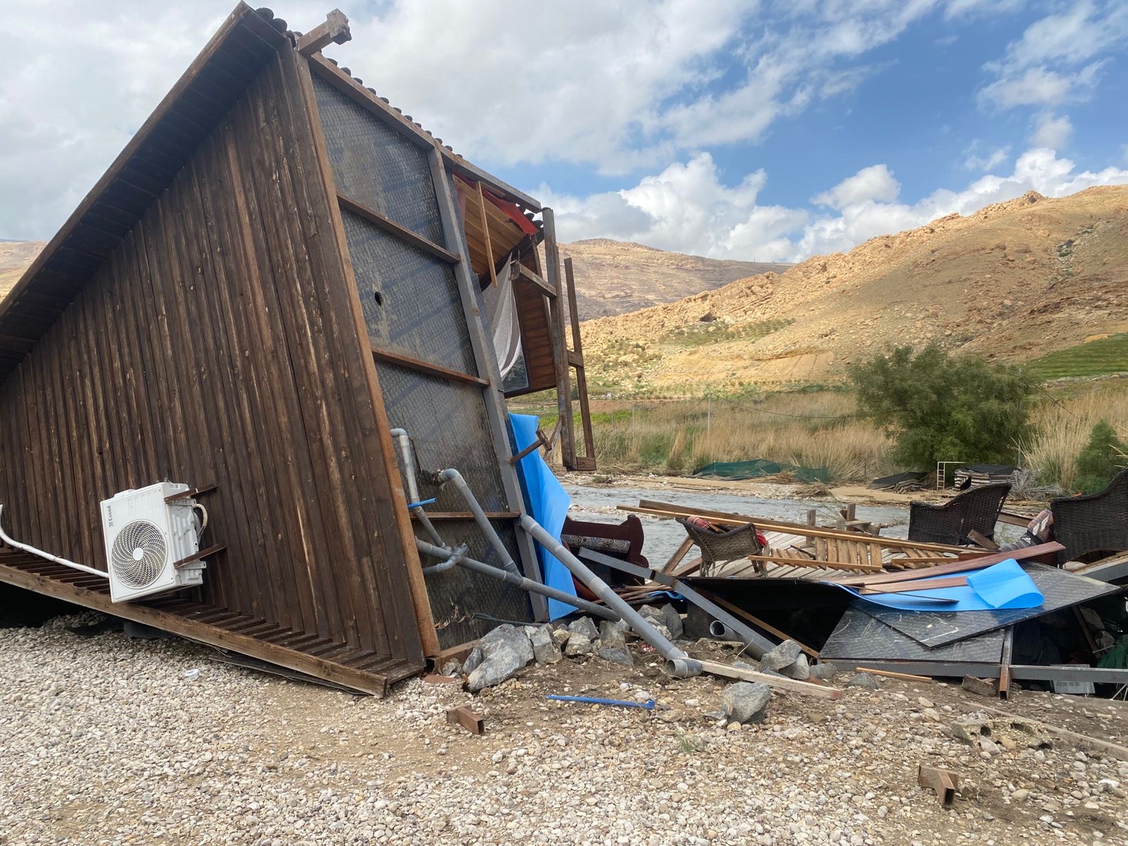 فيديو وصور.. عامود ضغط عاليا يدمر منشآت سياحية بمنطقة البربيطة في محافظة الطفيلة