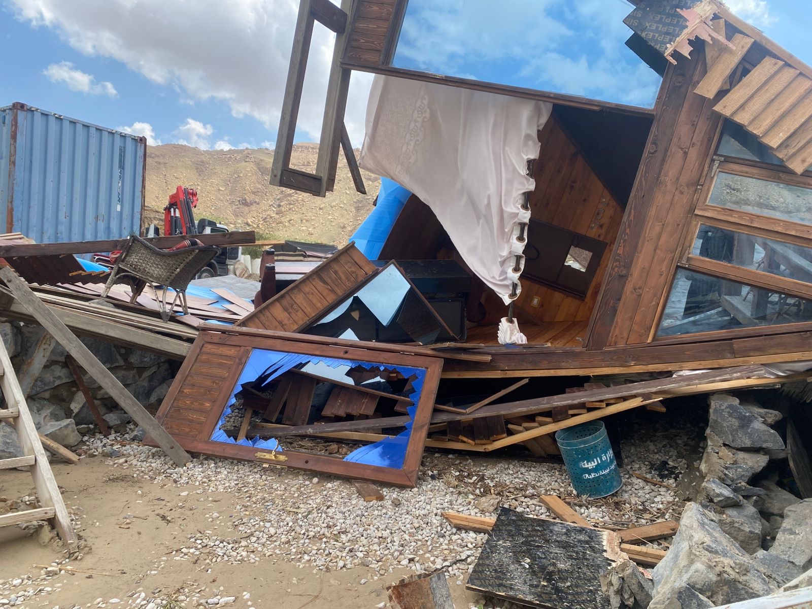 فيديو وصور.. عامود ضغط عاليا يدمر منشآت سياحية بمنطقة البربيطة في محافظة الطفيلة