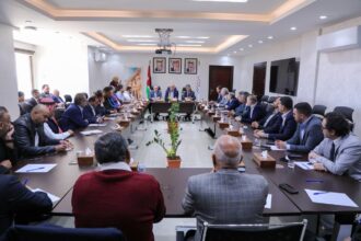 وزير السياحة والآثار يترأس اجتماعاً موسعاً في البترا لبحث دعم القطاع السياحي وتعزيز استدامته