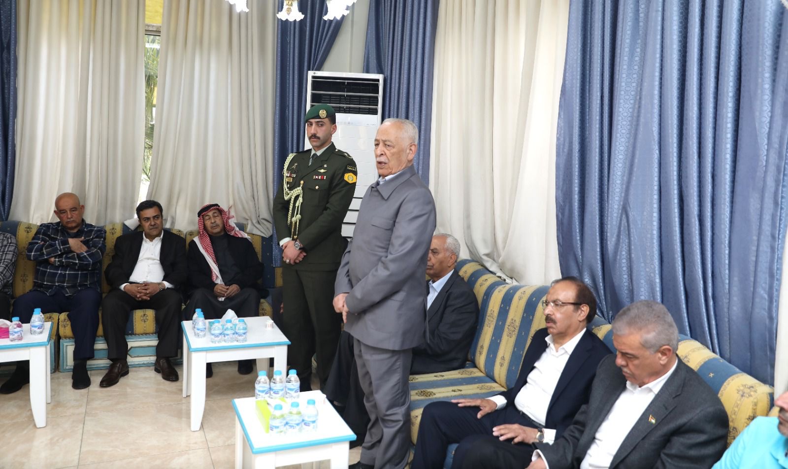 مندوبا عن الملك وولي العهد ..رئيس الديوان الملكي يعزي إل إرشيد وعشيرتي الحديد والمجالي