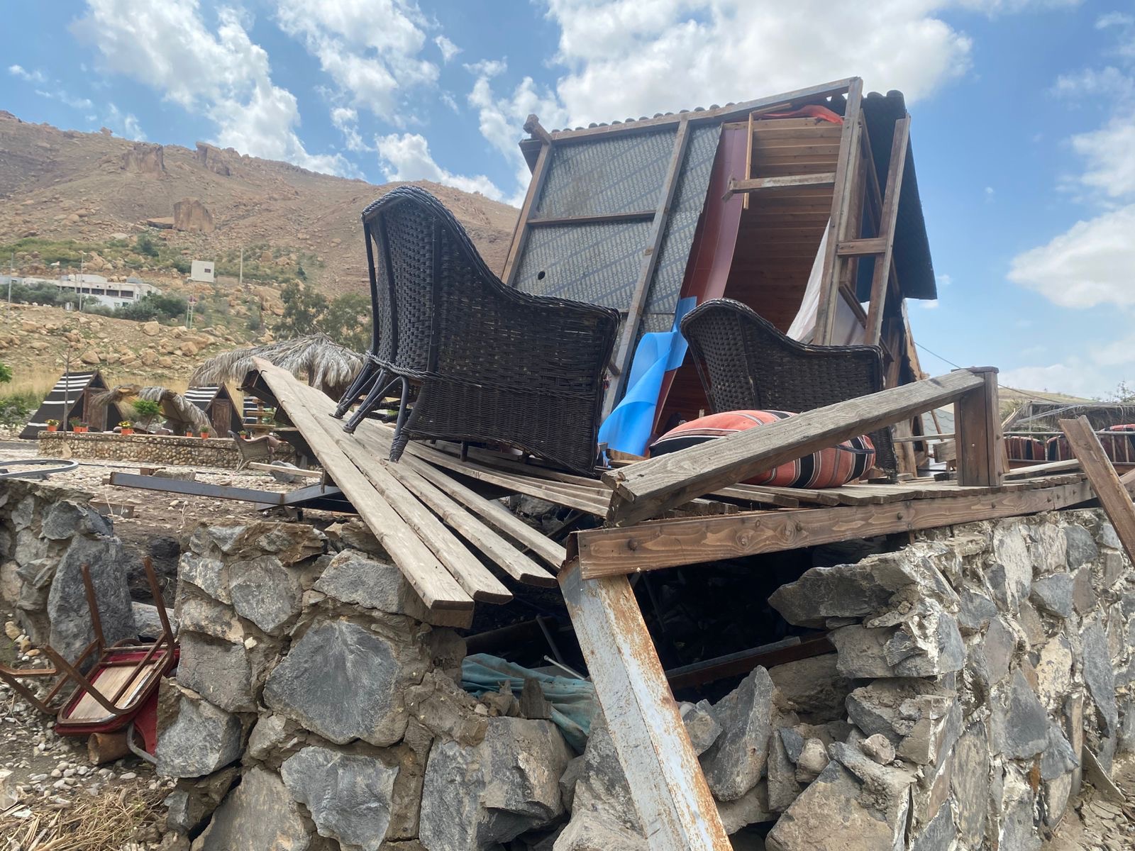 فيديو وصور.. عامود ضغط عاليا يدمر منشآت سياحية بمنطقة البربيطة في محافظة الطفيلة