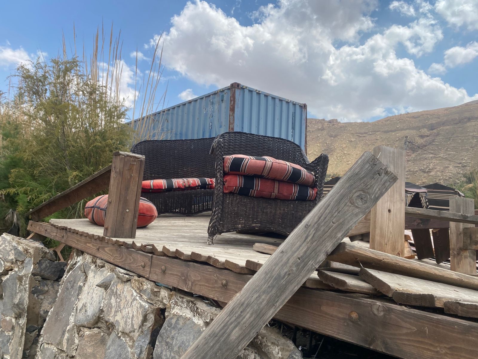 فيديو وصور.. عامود ضغط عاليا يدمر منشآت سياحية بمنطقة البربيطة في محافظة الطفيلة