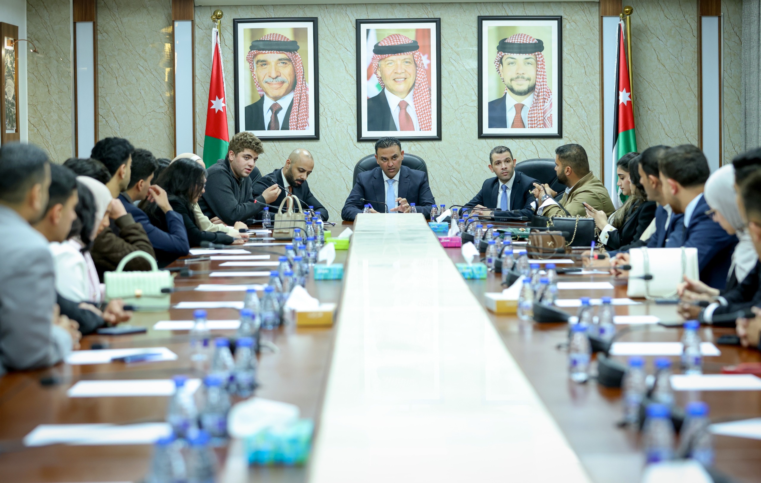 "عزم النيابية" تلتقي طلبة "كرامة"