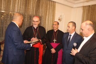 بحضور دولة الدكتور بشر الخصاونة… الدكتور خلدون نصير يُقيم مأدبة ترحيبية بالكاردينال بيتسابالا في الحصن