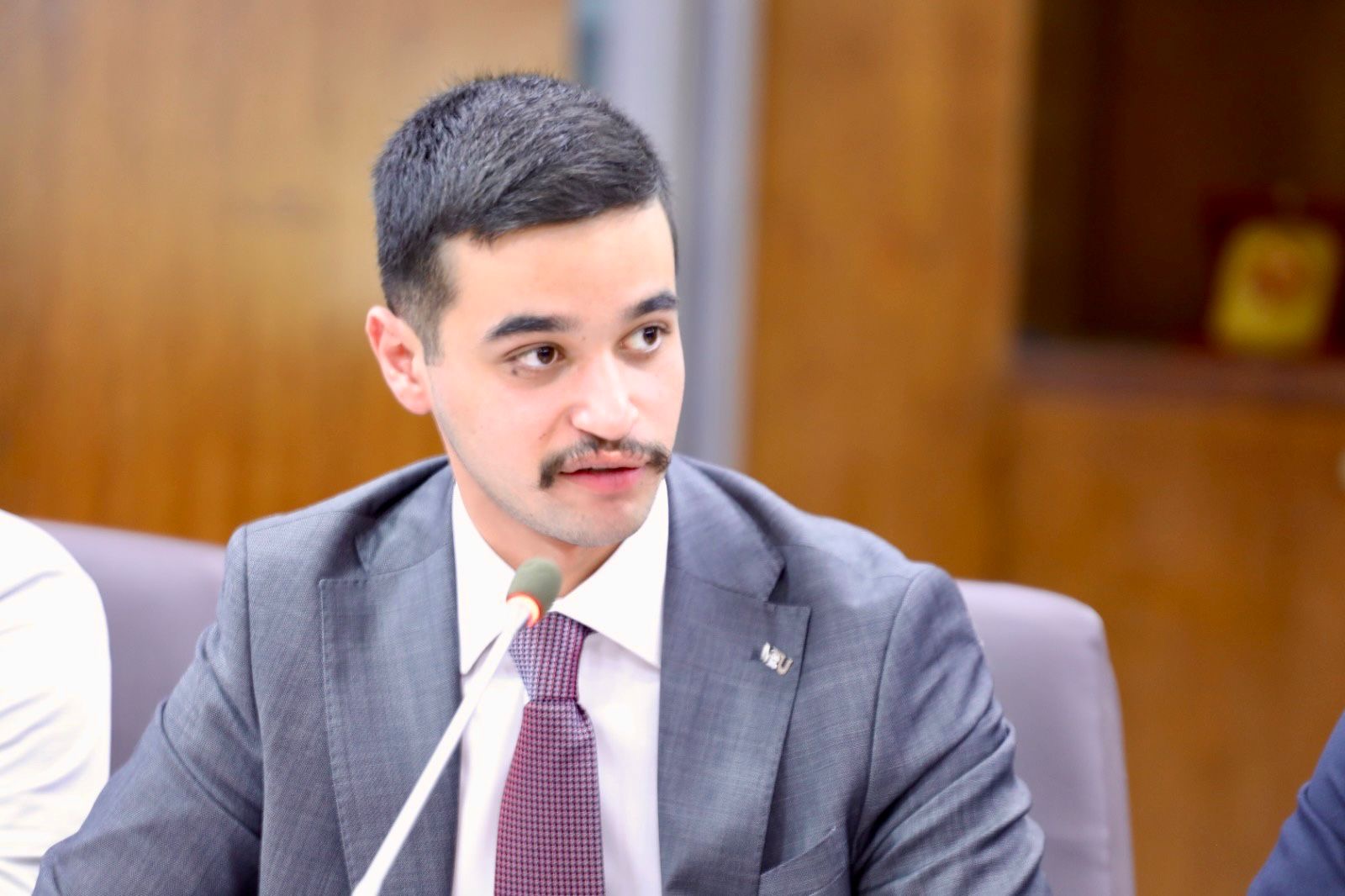 العودات يلتقي البرلمان الطلابي في جامعة الشرق الأوسط