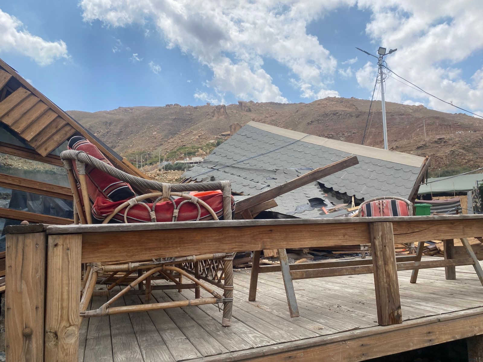 فيديو وصور.. عامود ضغط عاليا يدمر منشآت سياحية بمنطقة البربيطة في محافظة الطفيلة