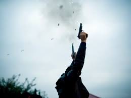 القبض على شخص أطلق 7 رصاصات بمنطقة النزهة