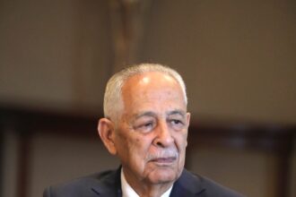 بتوجيهات ملكية.. العيسوي ينقل تمنيات الملك وولي العهد للعين الأسبق برجس الحديد بدوام الصحة والعافية