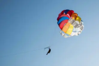 سيدة تنجو بأعجوبة بعد حادث خطير في التزلج الهوائي (فيديو)