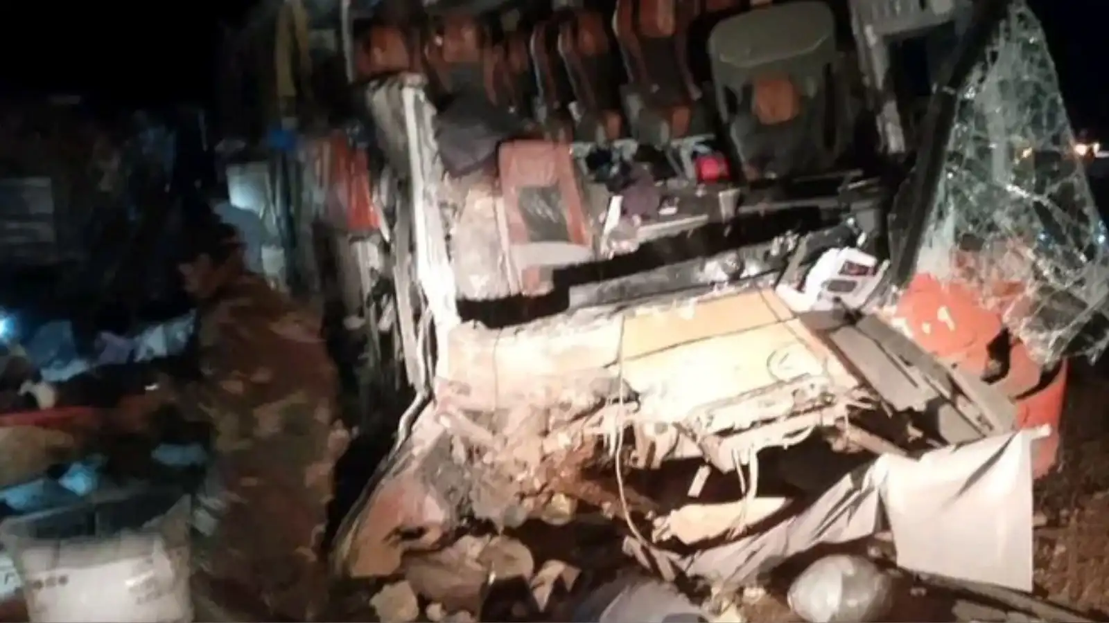 اليمن.. عشرات القتلى والجرحى في حادث مروري مروع في حضرموت (فيديو)