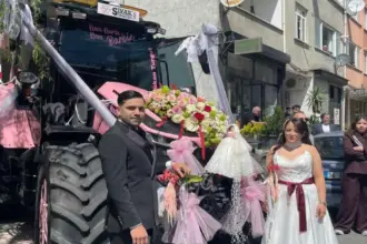 لإثبات رومانسيته.. قروي يزف عروسه على جرار وردي في إسطنبول (فيديو)