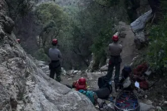 العثور على جثة متنزِّه بعد سقوطه من ممر جبلي في كاليفورنيا