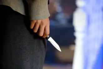 27 طعنة.. شاب يهاجم خطيبته السابقة في مقر عملها