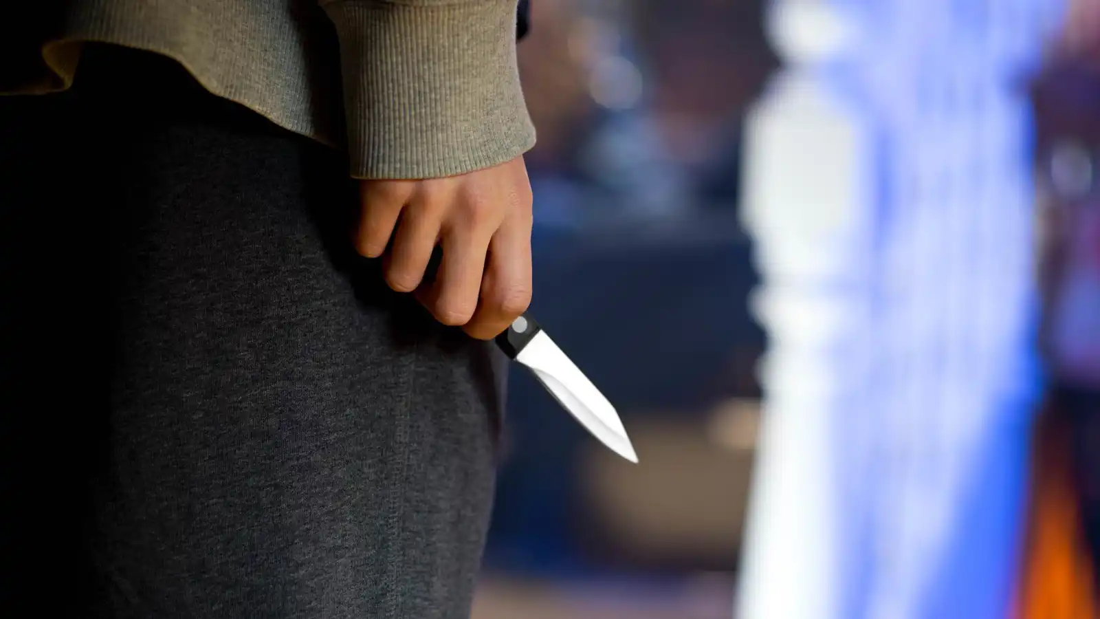 صورة حول : 27 طعنة.. شاب يهاجم خطيبته السابقة في مقر عملها 27 طعنة.. شاب يهاجم خطيبته السابقة في مقر عملها
