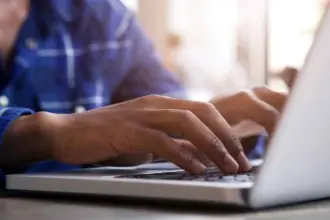 إعادة تشغيل الكمبيوتر.. توصيات جديدة لتحسين الأداء