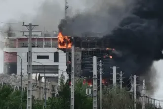 مصرع 11 شخصا وإصابة 41 إثر حريق مجمع تجاري في طهران