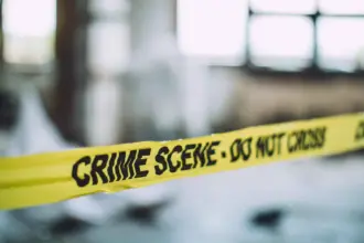جريمة مروعة تهز لبنان.. شاب وفتاة يقتلان رجلاً وزوجته في منزلهما