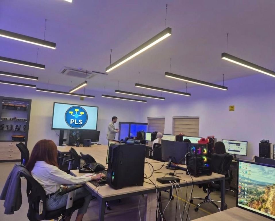 عمان الاهلية تعقد ورشة عمل لطلبة الدراسات العليا بأساسيات برمجية SmartPLS