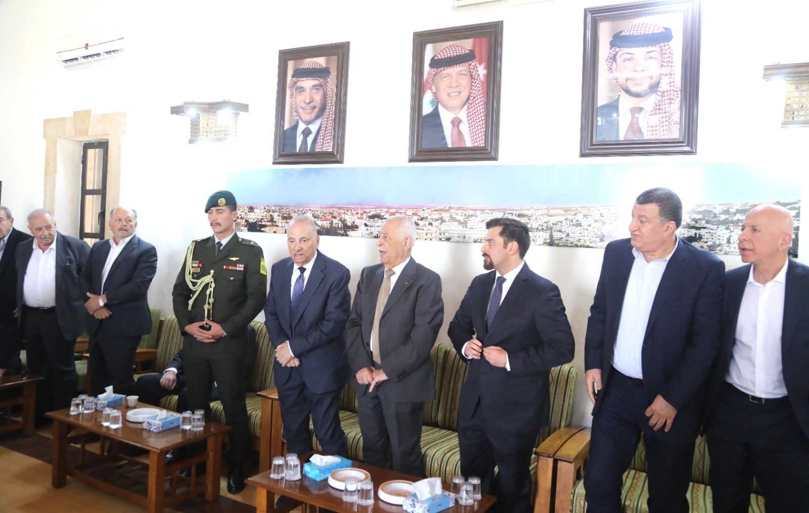 صورة حول : مندوبا عن الملك وولي العهد.. العيسوي يعزي أيوب والعربيات وباتر وكنعان ولوكاشة مندوبا عن الملك وولي العهد.. العيسوي يعزي أيوب والعربيات وباتر وكنعان ولوكاشة