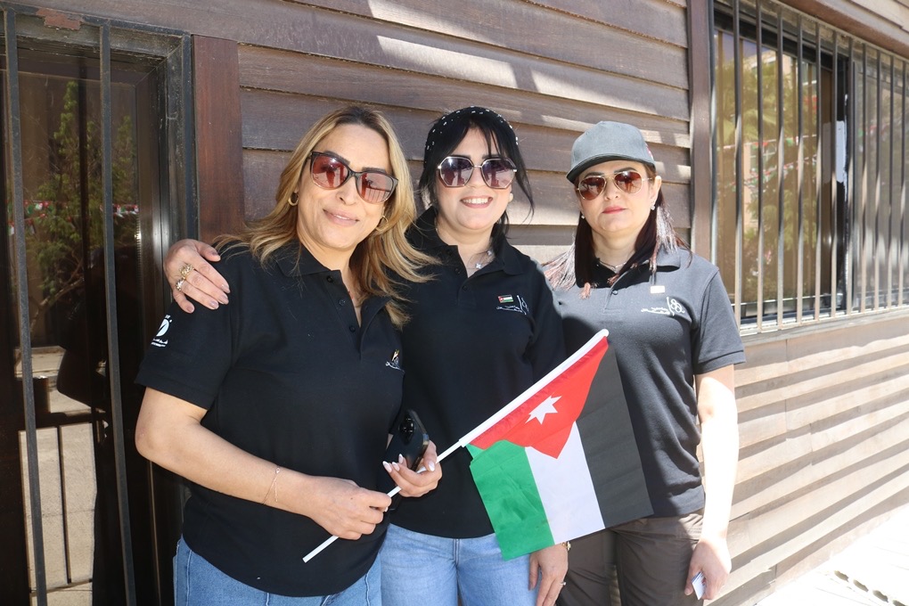 موظفو الأسواق الحرة الأردنية يحتفلون بعيد الاستقلال الـ80