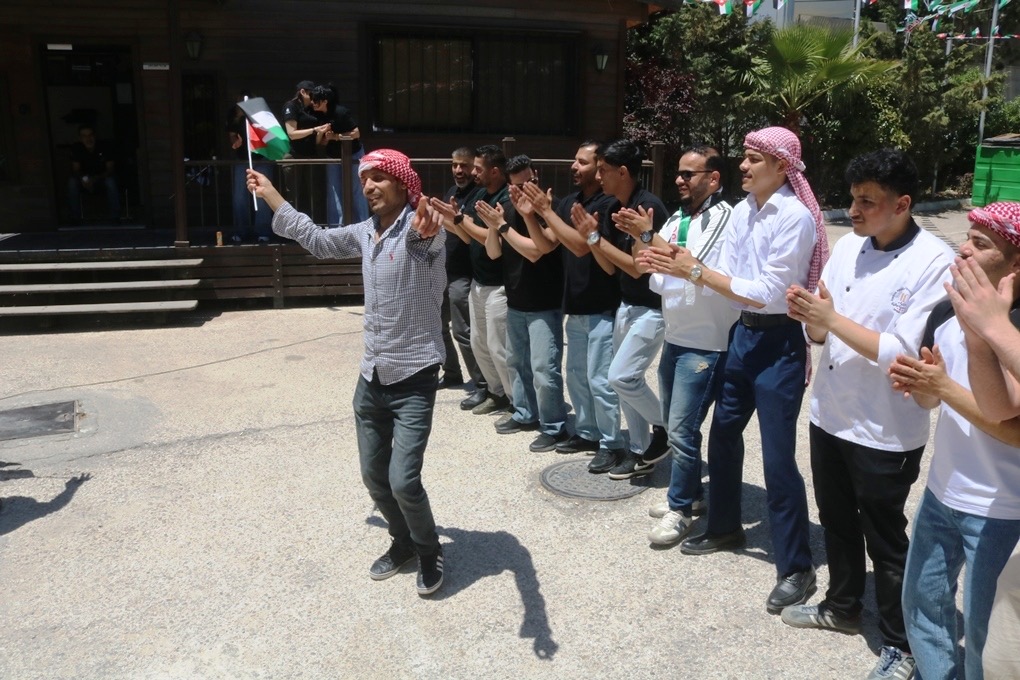 موظفو الأسواق الحرة الأردنية يحتفلون بعيد الاستقلال الـ80