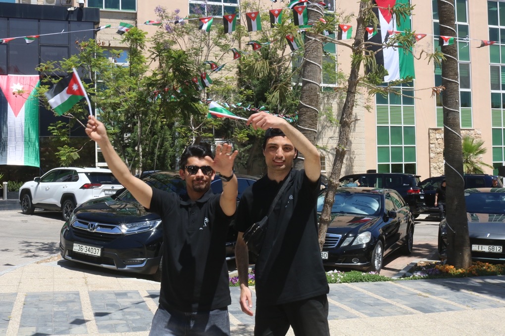 موظفو الأسواق الحرة الأردنية يحتفلون بعيد الاستقلال الـ80