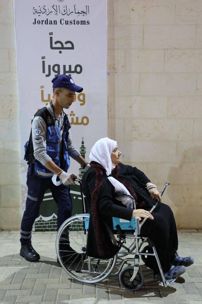 صورة حول : مركز حدود العمري يسهل عبور حجاج بيت الله الحرام مركز حدود العمري يسهل عبور حجاج بيت الله الحرام