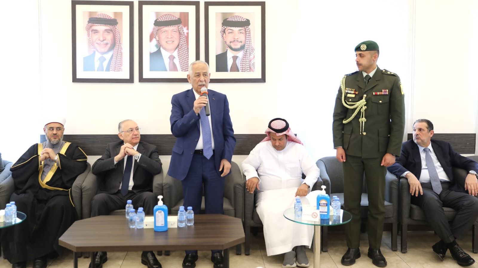 مندوبا عن الملك وولي العهد.. العيسوي يعزي عشيرة حجازي