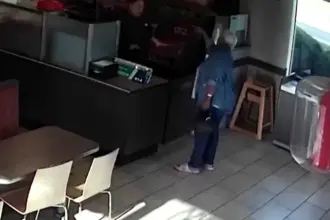 وفاة مسنة بعد مشاجرة عنيفة مع موظفي مقهى بسبب طلبها (فيديو)