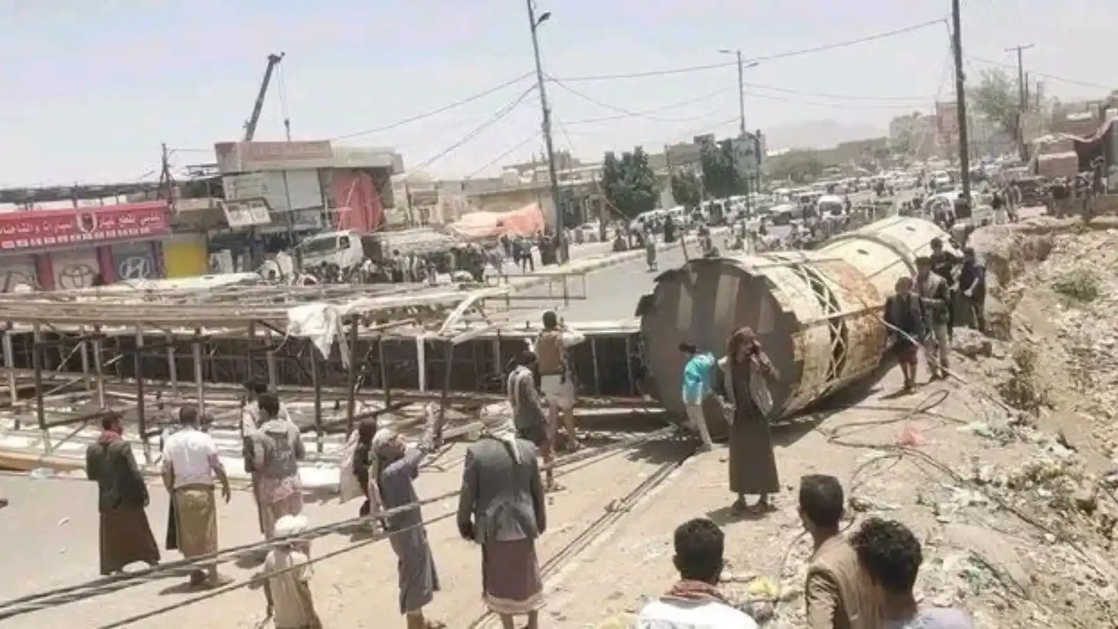 صورة حول : اليمن.. إصابات وتعطل مروري بعد سقوط جسر حديدي في صنعاء (فيديو) اليمن.. إصابات وتعطل مروري بعد سقوط جسر حديدي في صنعاء (فيديو)