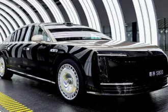 بسعر أقل وتقنيات متقدمة.. سيارة صينية تنافس رولز رويس