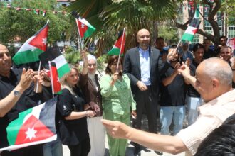 موظفو الأسواق الحرة الأردنية يحتفلون بعيد الاستقلال الـ80