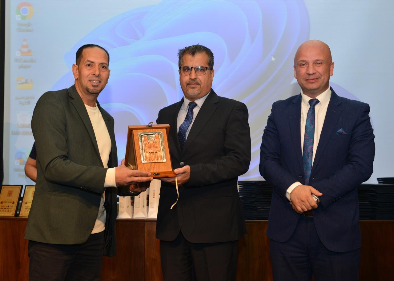 رئيس جامعة البترا يكرّم فريق التايكواندو لحصوله على المركز الأول في البطولة الوطنية
