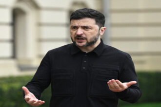 زيلينسكي يحذر حلفاء موسكو من حضور العرض