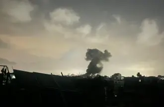 إصابات جراء قصف الاحتلال منزلاً في مخيم الشاطئ غرب غزة