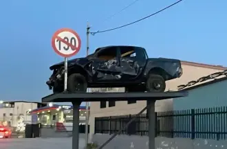الأمن العام يضع مجسم مركبة محطمة على طريق عمّان الزرقاء