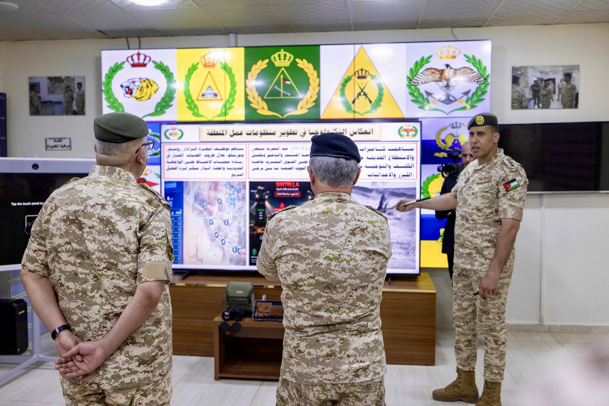 الملك يشيد بجهود مرتبات المنطقة العسكرية الشرقية في حماية الحدود