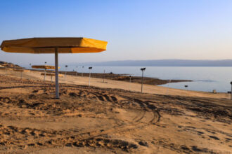 شاطئ البحر الميت يستقطب أكثر من 4 آلاف زائر بعطلة الأسبوع
