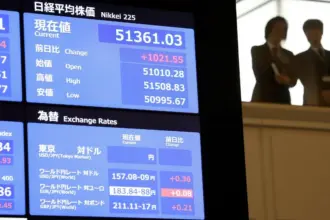 مؤشر نيكي الياباني يتراجع بعد مستوى قياسي وسط مخاوف التضخم والفائدة