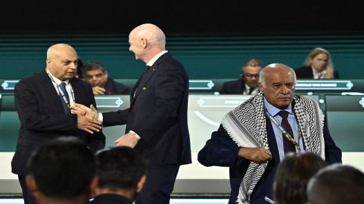 الرجوب يرفض مصافحة نائب رئيس الاتحاد الإسرائيلي خلال مؤتمر الفيفا