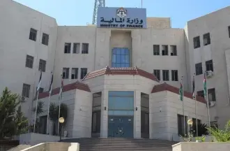 "المالية": بدء صرف رواتب العاملين والمتقاعدين المدنيين والعسكريين الأربعاء