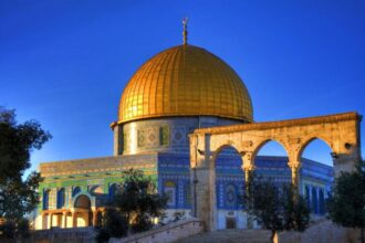 عشرات آلاف المصلين يؤدون صلاة الجمعة في الأقصى وسط إجراءات إسرائيلية مشددة
