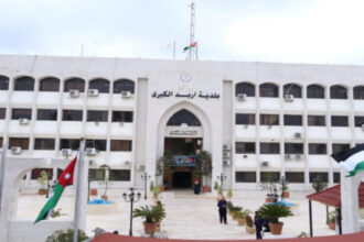 بلدية إربد تستكمل تعبيد طرق في المغّير