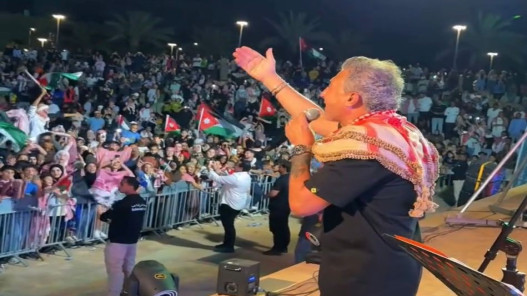 صورة حول : 8 آلاف يحتفلون بعيد الاستقلال في كورنيش البحر الميت 8 آلاف يحتفلون بعيد الاستقلال في كورنيش البحر الميت