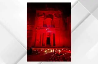 إضاءة الخزنة في البترا باللون الأحمر احتفاءً بعيد الاستقلال الثمانين