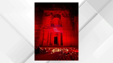 صورة حول : إضاءة الخزنة في البترا باللون الأحمر احتفاءً بعيد الاستقلال الثمانين إضاءة الخزنة في البترا باللون الأحمر احتفاءً بعيد الاستقلال الثمانين