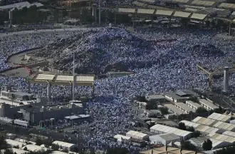 حجاج بيت الله الحرام ينفرون من عرفات إلى مزدلفة