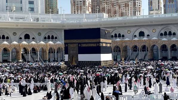 الحجاج المتعجلون يؤدون طواف الوداع