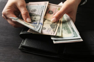 الدولار يتراجع وسط حديث عن اتفاق بين أميركا وإيران
